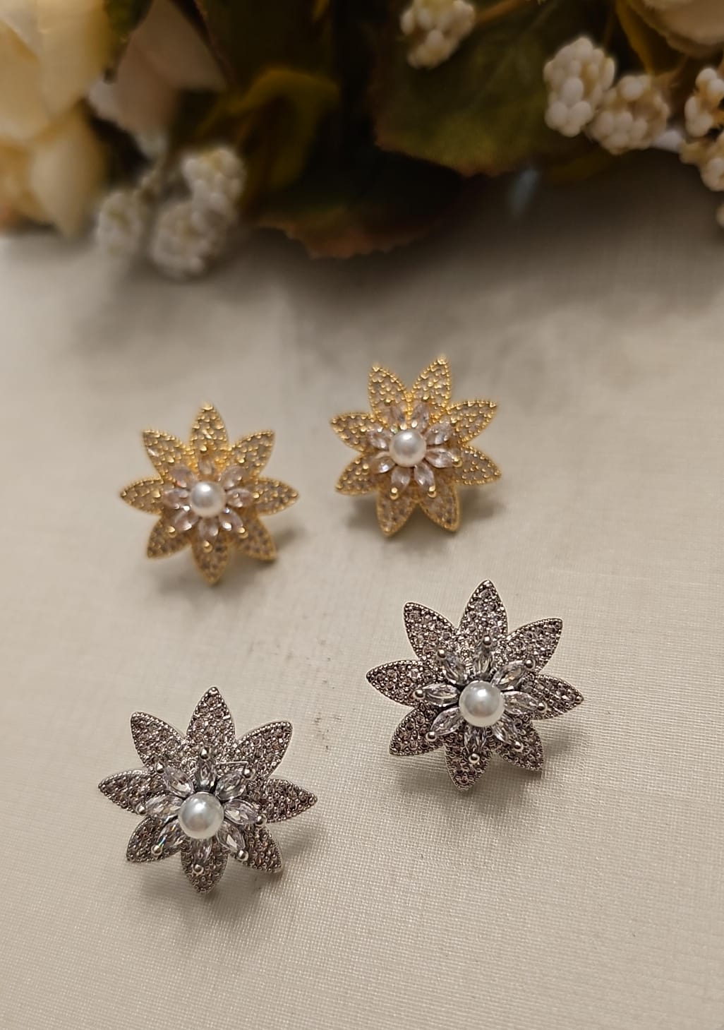 Botões florais com pérola em dourado e prata